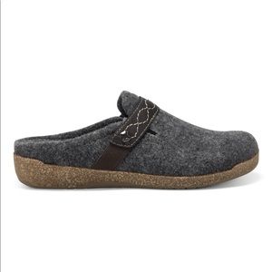 Brand new pair of Earth Origins shoes - Jaylen style, size 8.5.